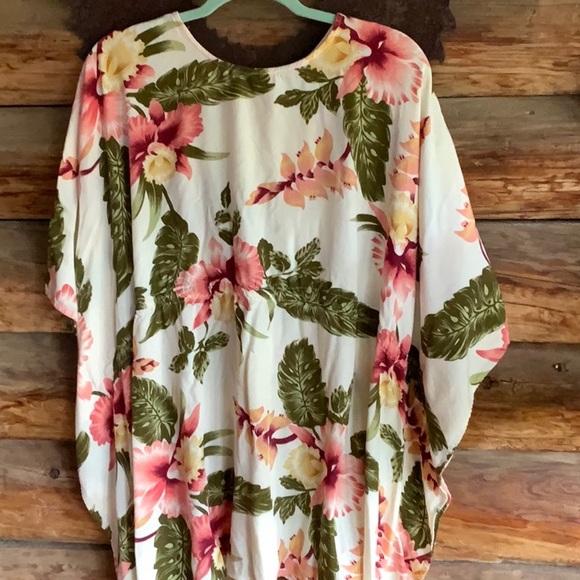 Hawaiian print and designed coverup - Picture 5 of 7